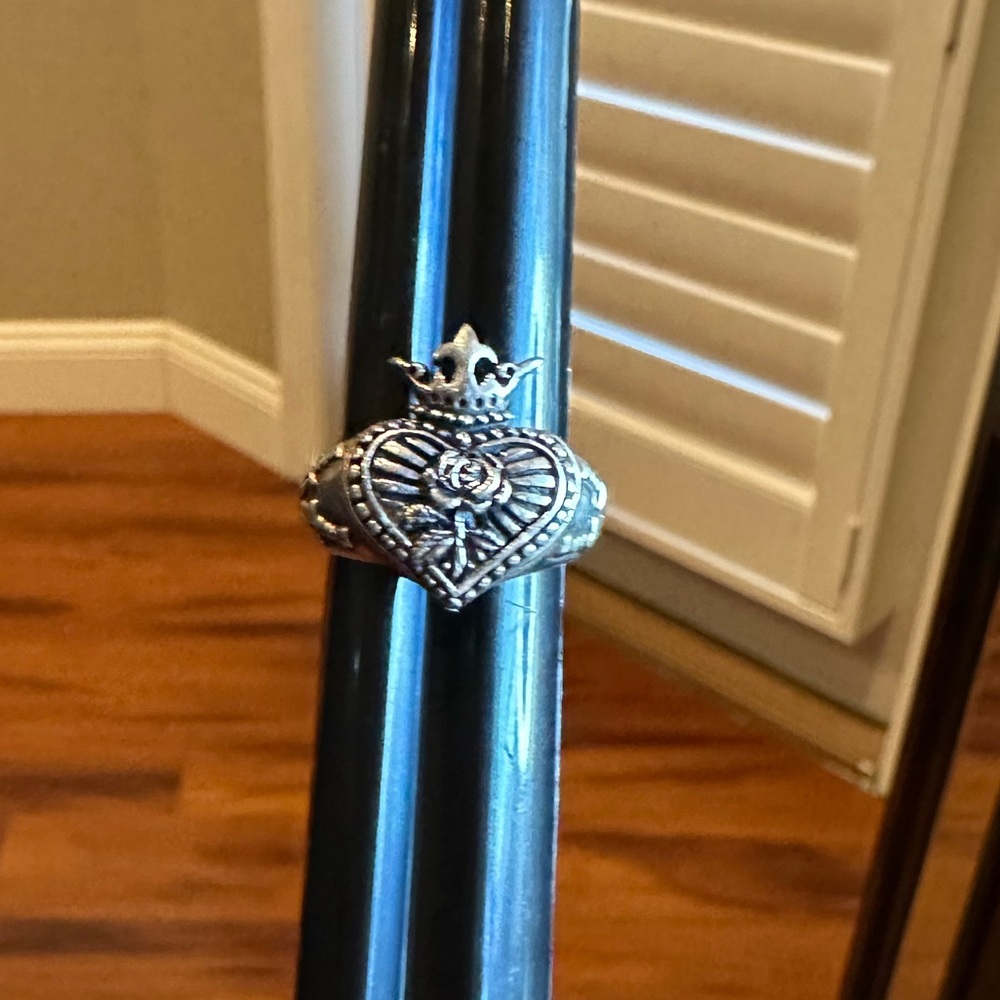 Royal treatment ring